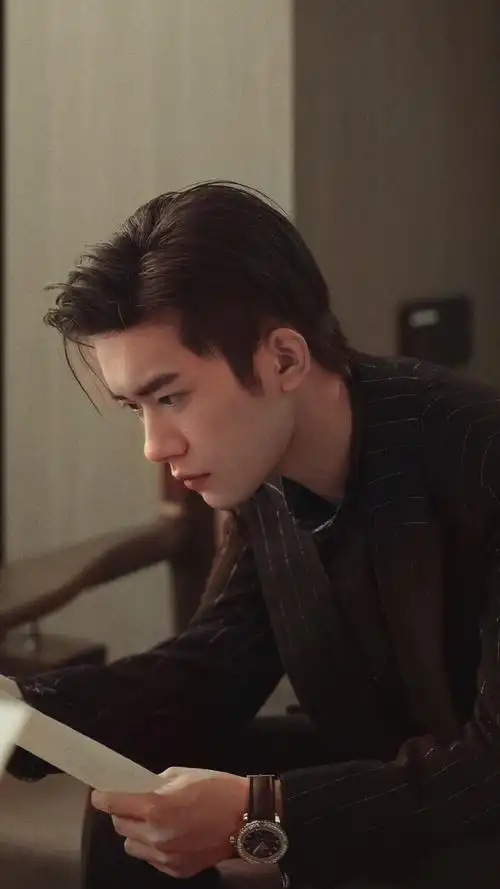 易烊千玺 时尚先生杂志拍摄花絮 饭修(一)