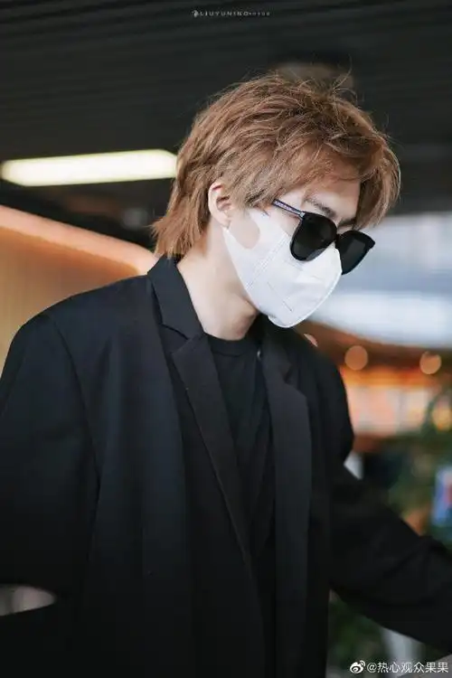 刘宇宁黑色西装机场出发路透##刘宇宁金发黑西装造型