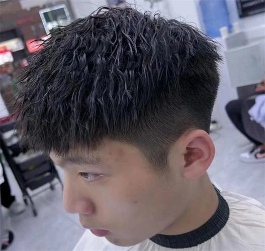 湿发质感的锡纸烫,流行的男生烫发,自然黑发低调自然,两鬓铲青干净更