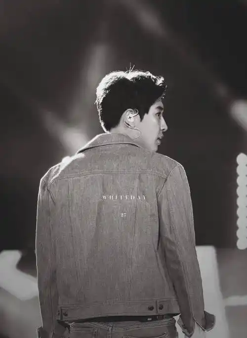 朴灿烈 pcy exo灿烈 背影