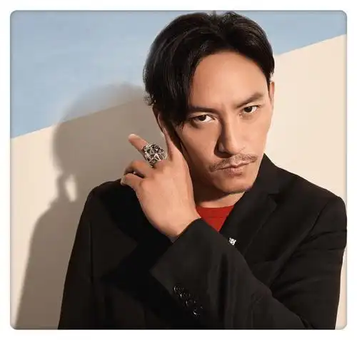 张震黑西装白衬衣,手戴卡地亚猎豹戒指,胡子拉碴,却man力十足