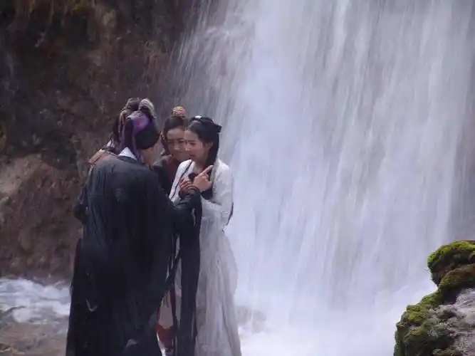 刘亦菲一月份在九寨沟跳冰水,那得多冷啊