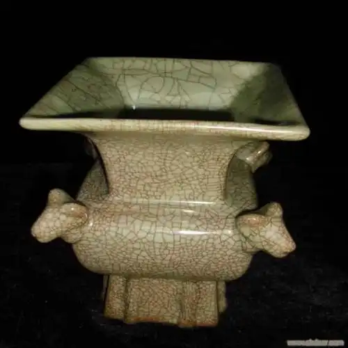 官字款哥釉四羊方尊