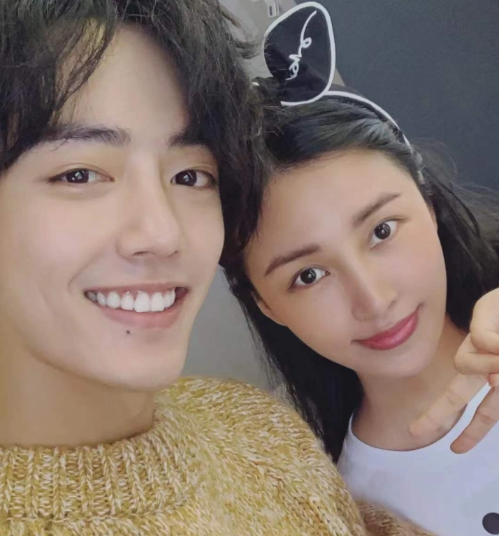 肖战又一次成功追星啦,双人自拍照太治愈了吧,我承认我慕了