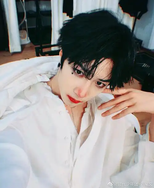 头发染一半撩妹撩一片撩完又不管这就是刘耀文