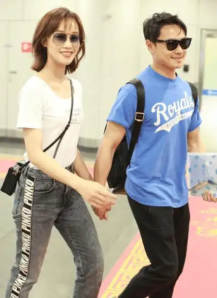 蓝盈莹和曹骏手牵手秀恩爱网友这才是情侣该有的样子