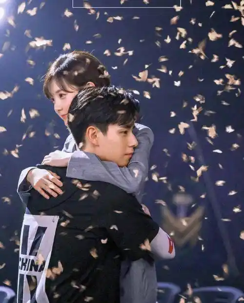 胡一天发文:初吻没了,但爱情在,女方回复:我永远都在_李一桐_艾情