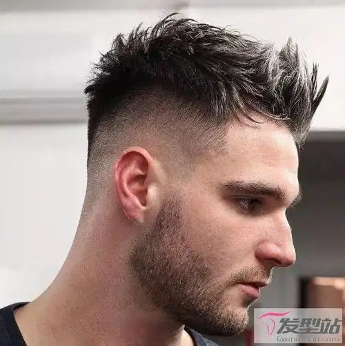 型男硬汉梳个飞机头发型,雄性荷尔蒙满屏,沉稳而不会显得老气,阳刚