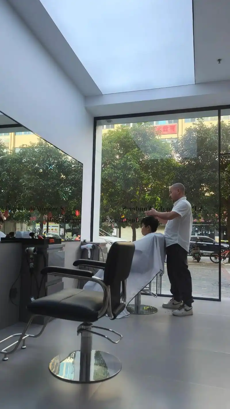 孩子长大了,再也不愿意去那个破旧的理发店了,他说这里 - 抖音