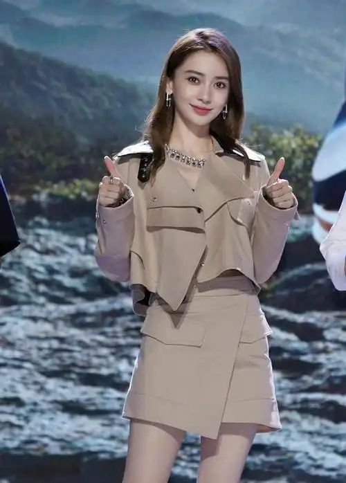 angelababy出席活动,穿一身卡其色套装裙,搭长筒靴又飒又美|杨颖|短裙