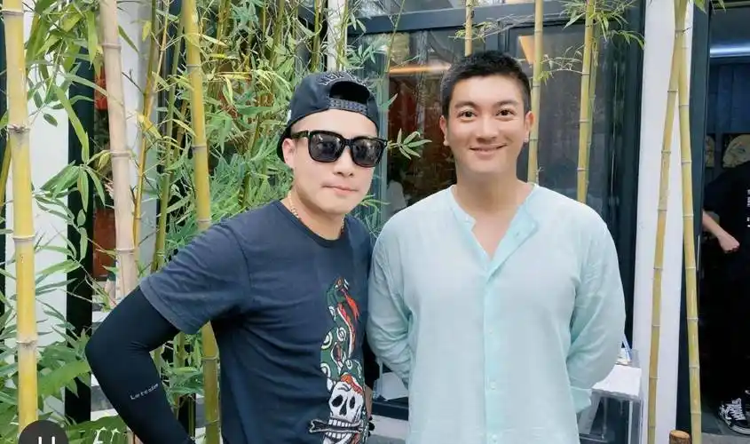 原创杜江夫妇带娃被网友偶遇小女儿穿白色公主裙疑出镜嗯哼长高了