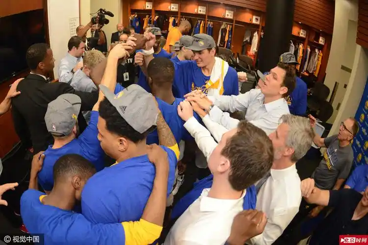 组图-夺西部冠军 勇士众将更衣室内庆祝