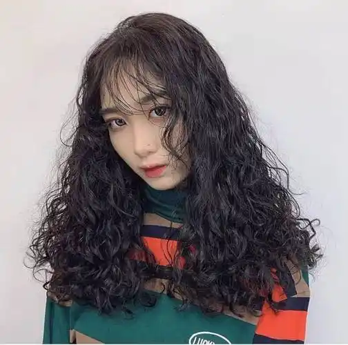 满头卷烫发,这个秋冬依然很流行_羊毛_齐刘海_女生