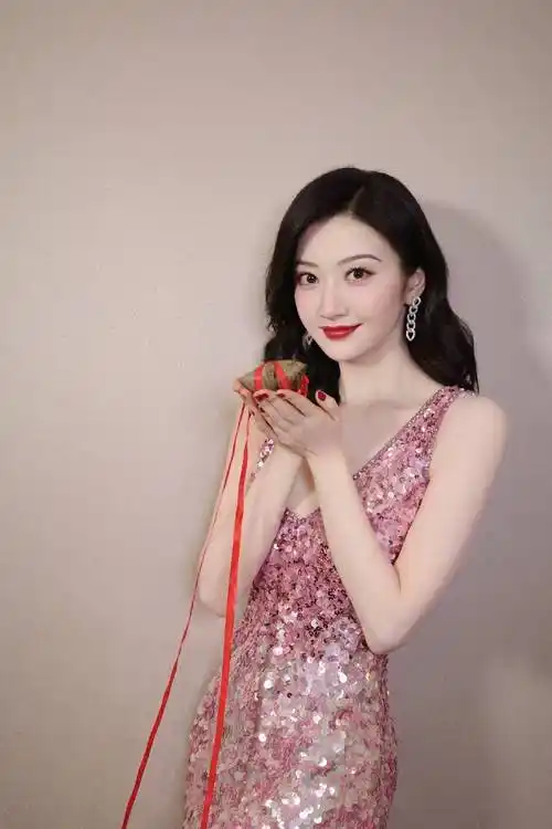 女星景甜穿粉色珠片长裙拍摄写真,端午佳节祝福送到给粉丝_工作_照片