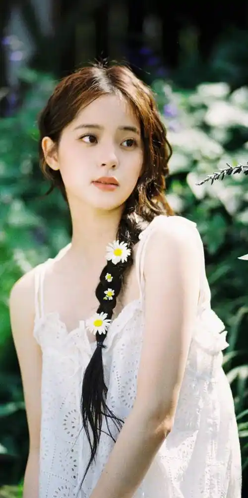 欧阳娜娜私服写真,麻花辫搭配白色吊带裙,满满的甜美浪漫气息_镂空