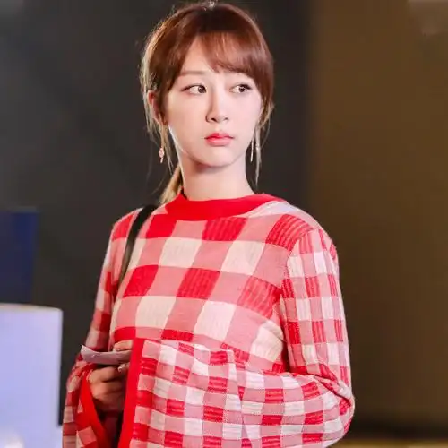 杨紫同款衣服余生请多指教林之校杨紫同款衣服红白格纹针织衫撞色喇叭
