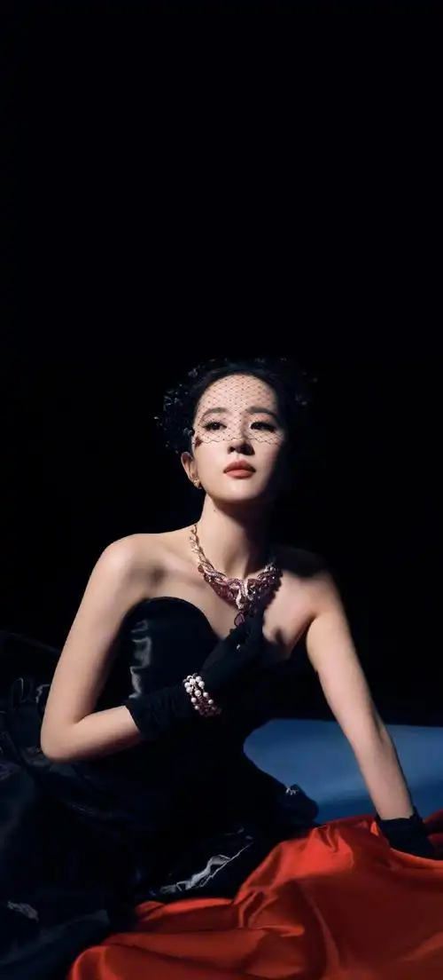 刘亦菲抹胸裙##刘亦菲时尚芭莎4月刊封面