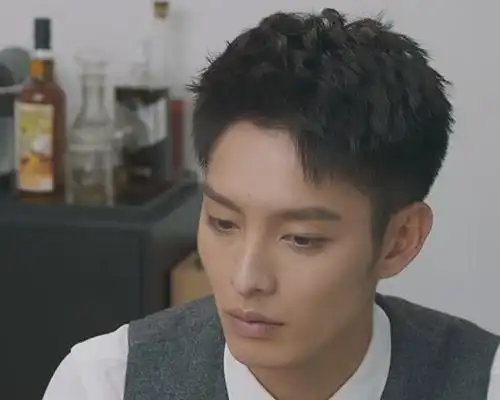 有意思的是,前几天在网上看到有人抱怨曹佑宁的外形,吐槽其像一个农民