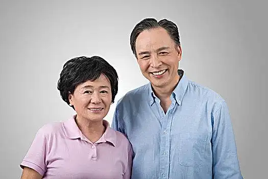 一对恩爱的老年夫妇合影