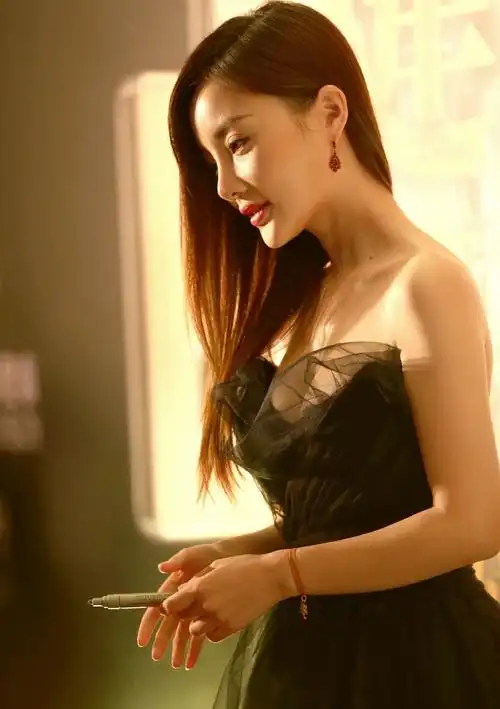 所以说贾乃亮喜欢李小璐是有道理的,敢问这么性感的她有谁不喜欢,侧脸