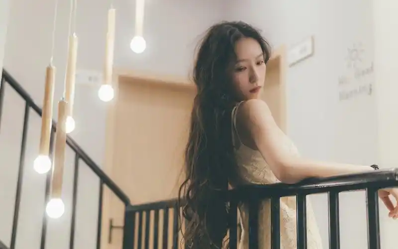 长发飘飘的卷发美女明星图片