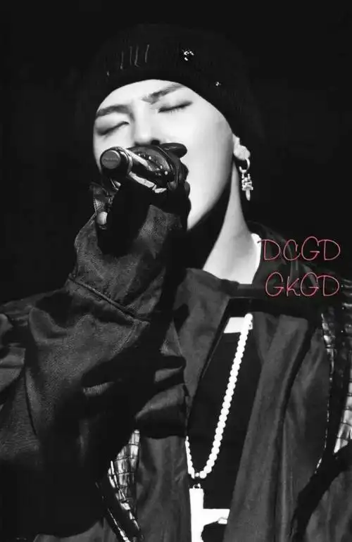 有一张权志龙一身黑色衣服的照片,帽子是黑色礼帽的那张