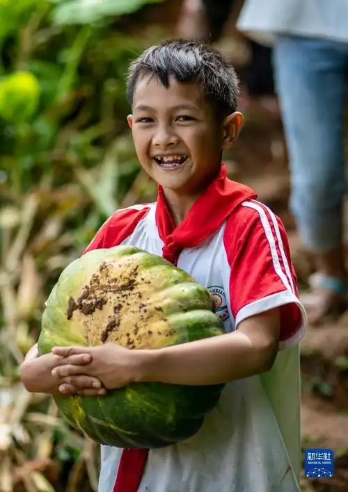 劳动归来的哈卜吗村小学的孩子们双脚沾满泥土(9月8日摄).