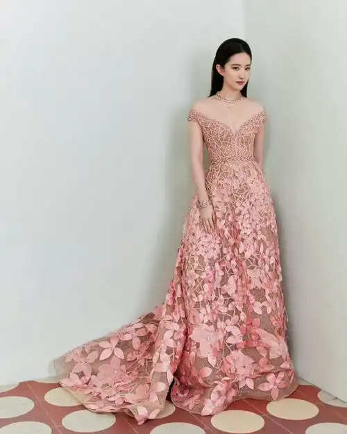 胡歌唐嫣刘亦菲出席白玉兰颁奖##刘亦菲##玫瑰的故事