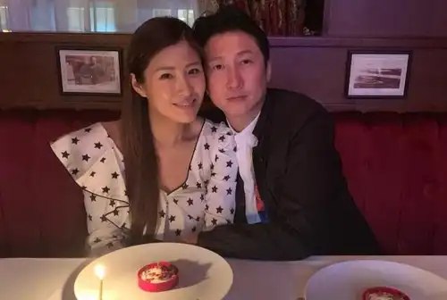 洪天明与老婆庆祝结婚7周年,撇开两个帅儿子 二人世界好甜蜜