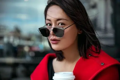 "氧气女神"王力可新年街拍曝光 时尚红衣彰显洋洋喜气