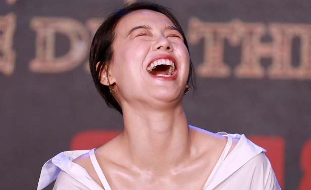 马思纯穿深v露锁骨高清大图观看 马思纯嘟嘴瞪眼贡献表情包