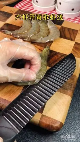 我们将大虾开背去虾线,清洗干净,控干水分,然后加入料酒,胡椒粉,抓