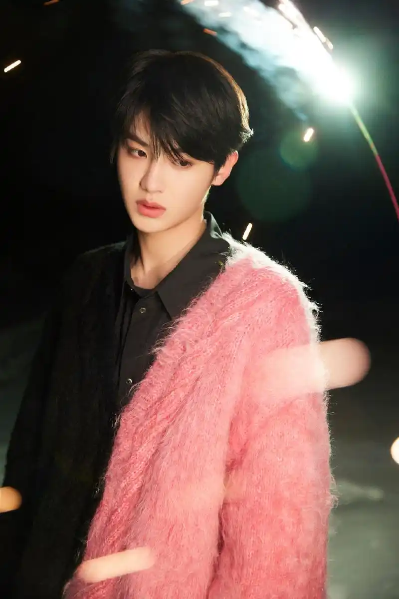 黄明昊最新开工照来啦～ 身穿黑粉拼色毛衣……|黄明昊_新浪新闻