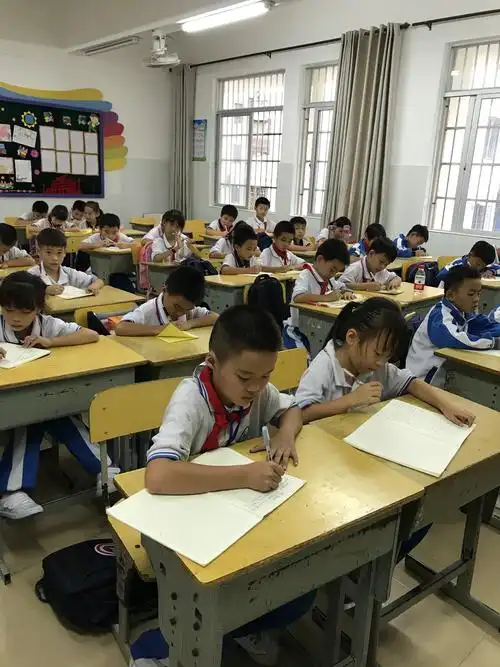 叮铃铃,清脆的下课铃声响起!