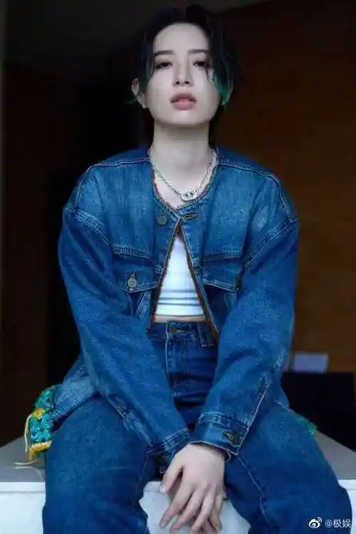 李斯丹妮上海时装周##李斯丹妮#李斯丹妮时装周一头短发造型时尚潮流