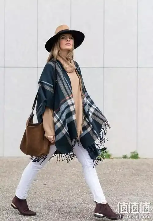 1 斜着穿斜围式的穿法相比披肩式更加凸显高雅的气质,方法也特别简单