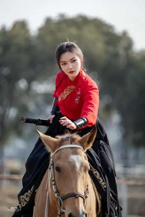 策马扬鞭女侠客