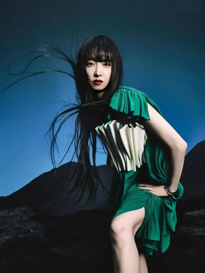 星尚人#@宋茜爆改机械姬 @宋茜 又一刊封面解锁,尝试黑色刘海长址发