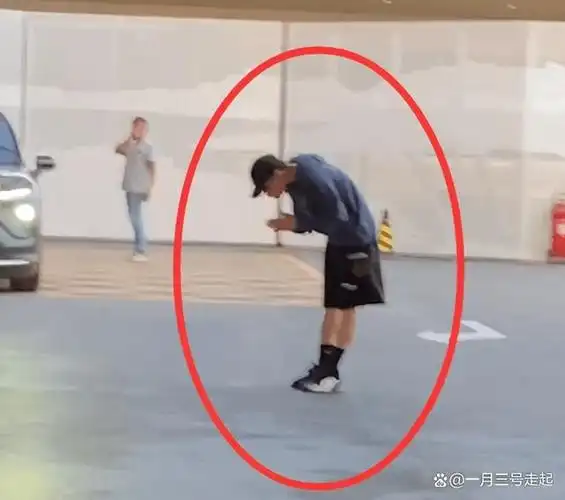 李易峰风波后首露正脸打扮低调人也消瘦了回归普通人生活