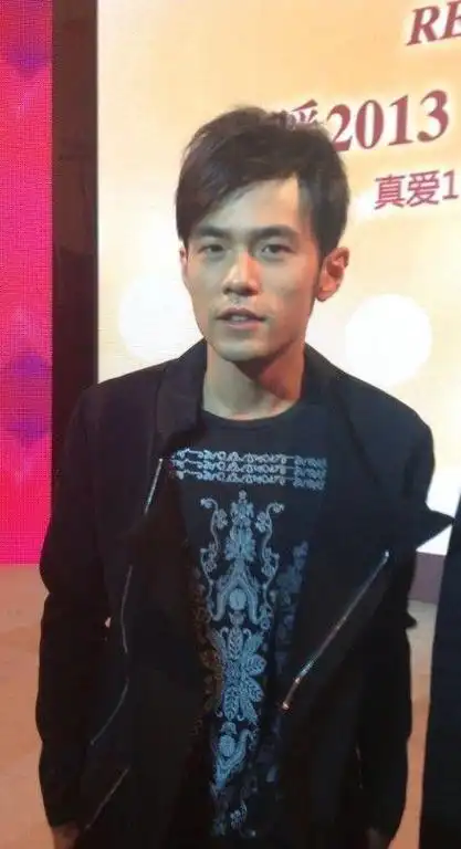 然而,近年来随着周杰伦逐渐步入中年,关于他颜值下滑,身材发福的传闻