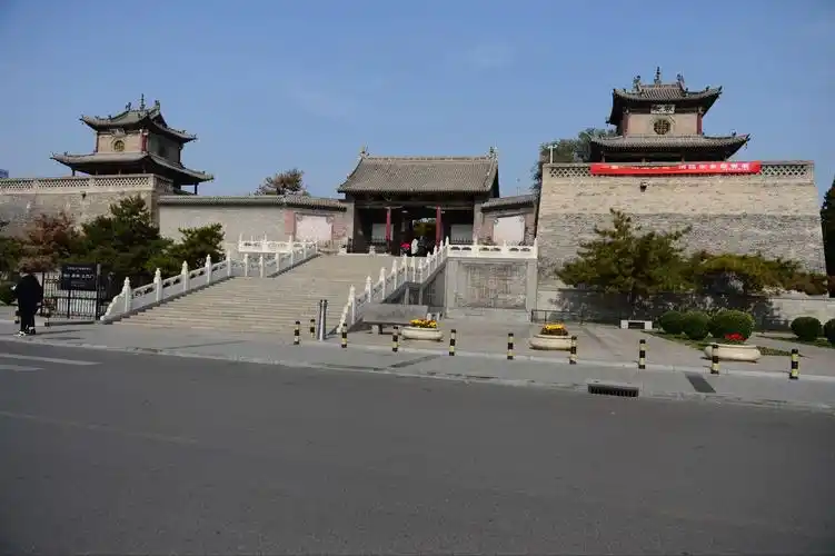 人说山西好风光,始皇封郡有上党;民居霸首王家院,古城瑰宝属平遥.