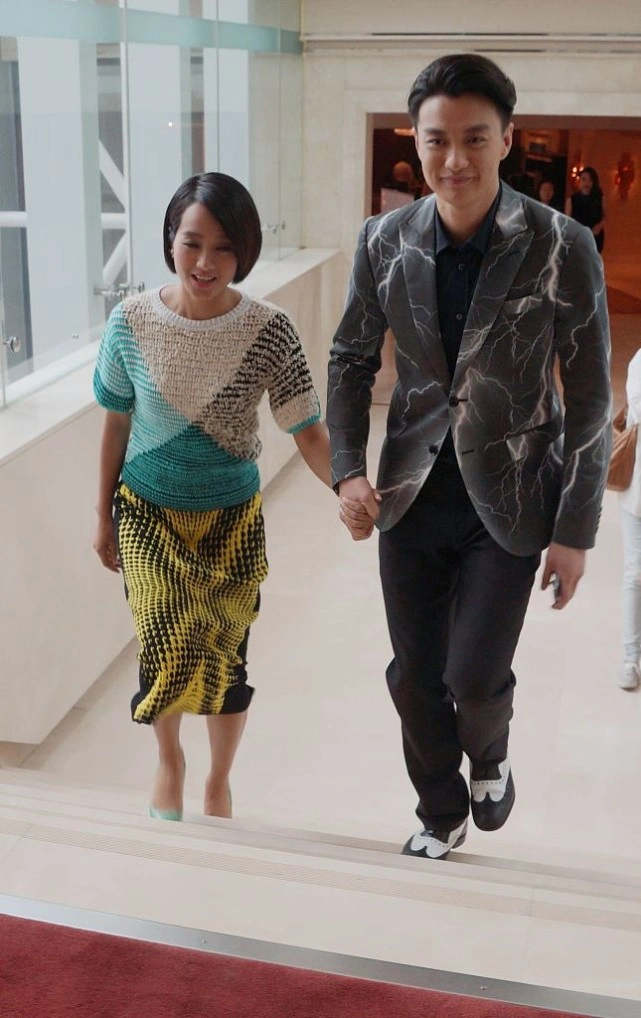 朱丹和老公周一围真恩爱走路时也不忘手牵手看着很幸福