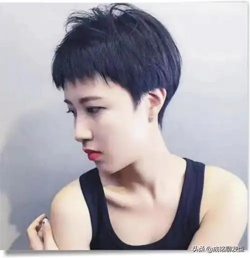 女生帅气短发发型图片(女生个性的中性风短发)(5)