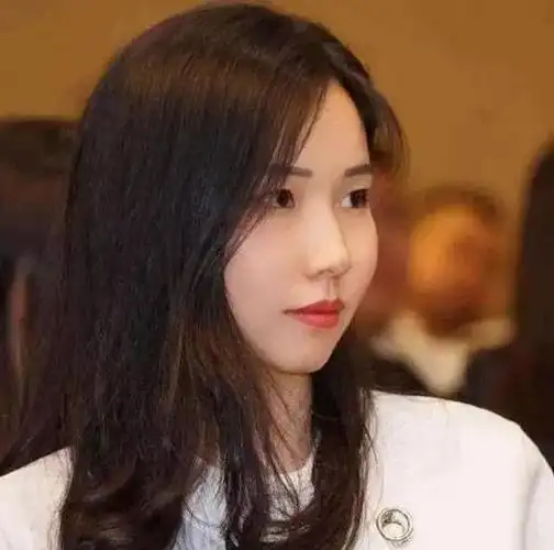 23岁掌握千亿帝国,被誉为"中国最美董事长",绯闻男友是张康阳