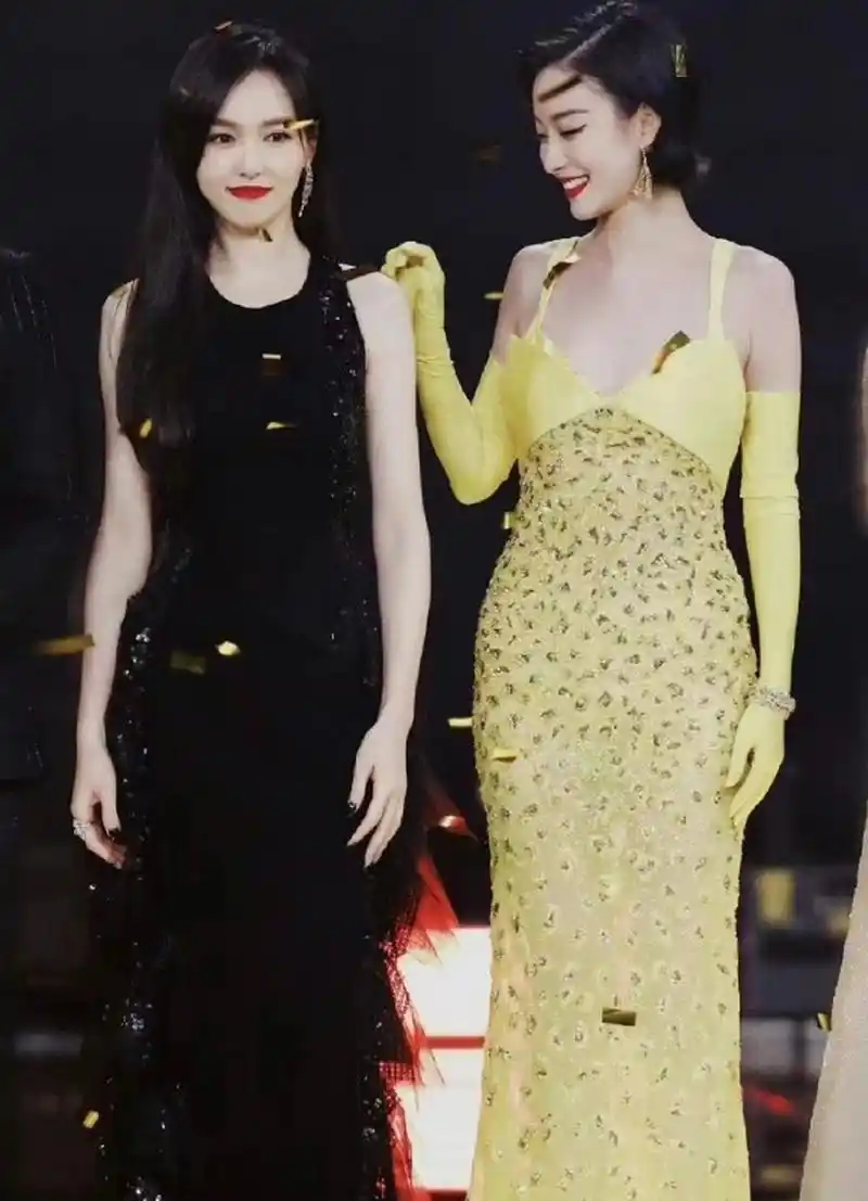 唐嫣和倪妮两个人站在一起也很养眼,端庄大方