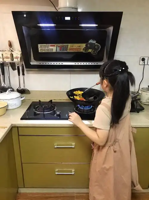 妈妈帮我拍下在厨房忙碌的背影.