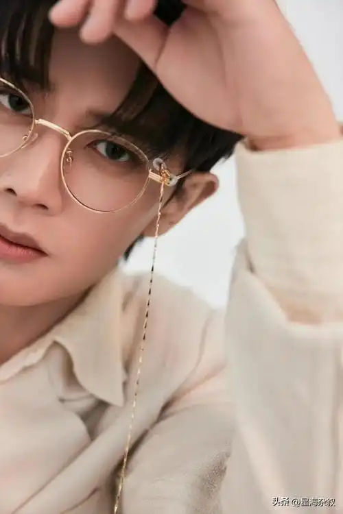 任嘉伦戴着金丝眼镜的侧颜拍下尽显魅惑有种现代周生辰即视感