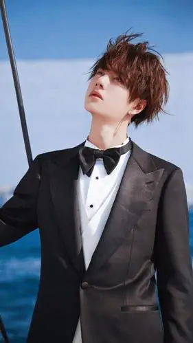 王一博帅气西装写真