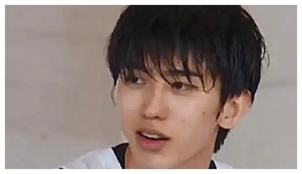 蔡徐坤节目中落水脱妆素颜下皮肤差别大不像22岁的状态