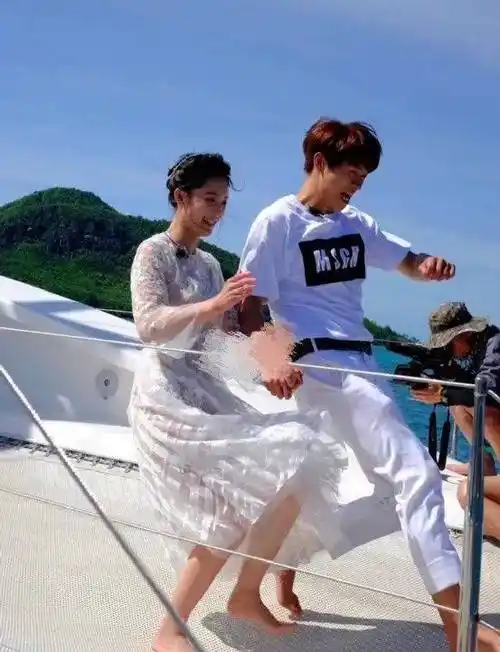 李沁和魏大勋游艇嬉戏,穿半透明裙子太性感,李沁被举起时,脚放的位置